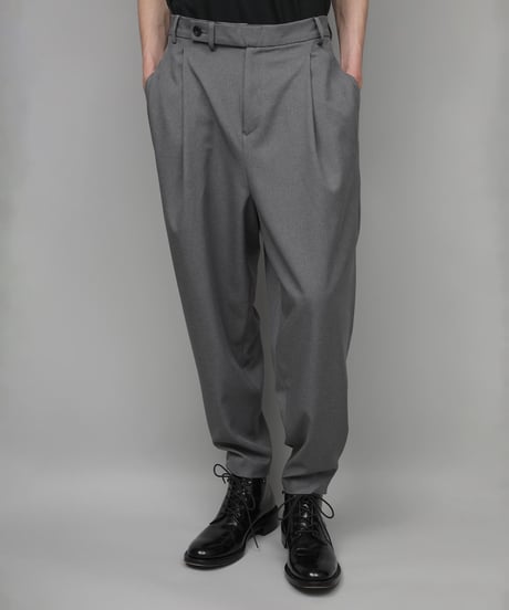 RECYCLE POLYESTER 2-TUCK TAPERED PANTS/GRAY