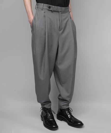 RECYCLE POLYESTER 2-TUCK TAPERED PANTS/GRAY