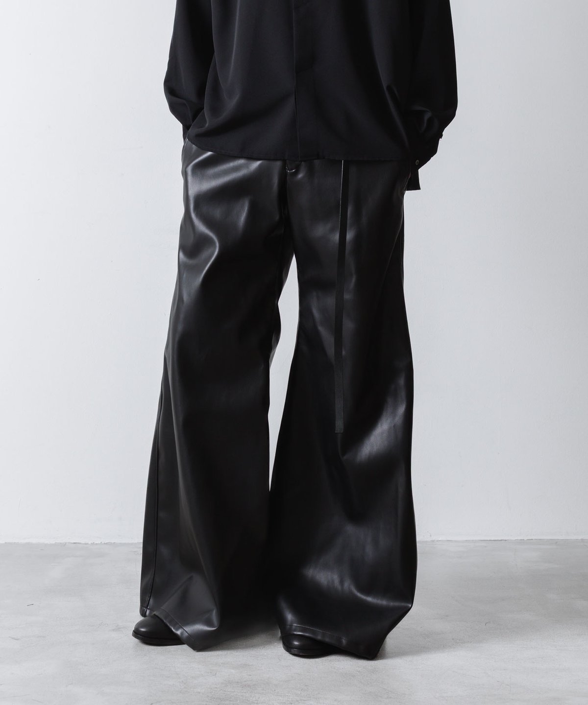 FLAIR (フレアー) SYNTHETIC LEATHER WIDE FLAIR PANTS/BLACK | ato
