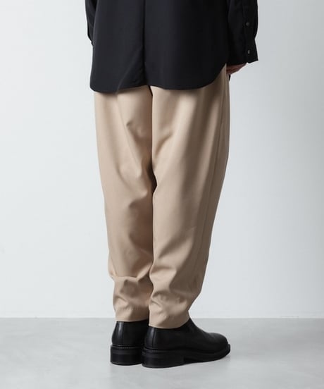 RECYCLE POLYESTER 2-TUCK TAPERED PANTS/BEIGE