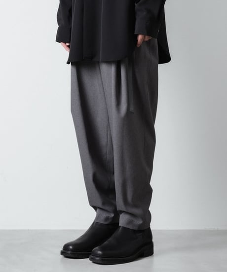 RECYCLE POLYESTER 2-TUCK TAPERED PANTS/GRAY