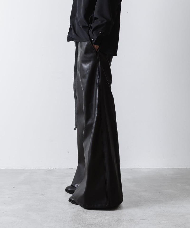 SYNTHETIC LEATHER WIDE FLAIR PANTS/BLACK | ato