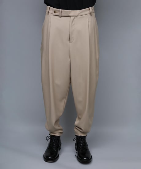 RECYCLE POLYESTER 2-TUCK TAPERED PANTS/BEIGE