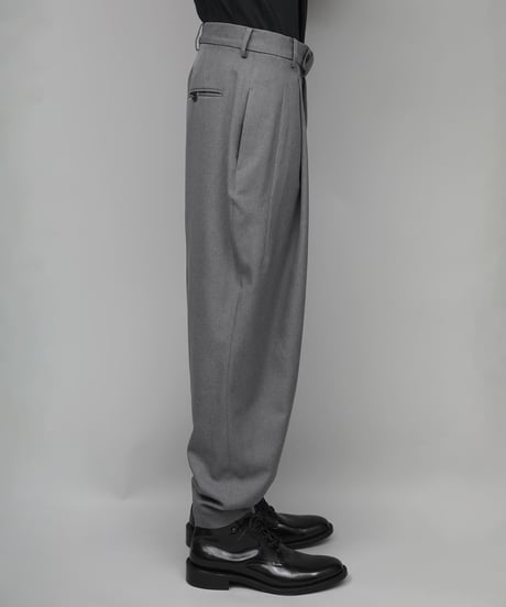 RECYCLE POLYESTER 2-TUCK TAPERED PANTS/GRAY