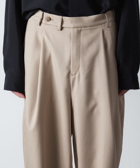 RECYCLE POLYESTER 2-TUCK TAPERED PANTS/BEIGE