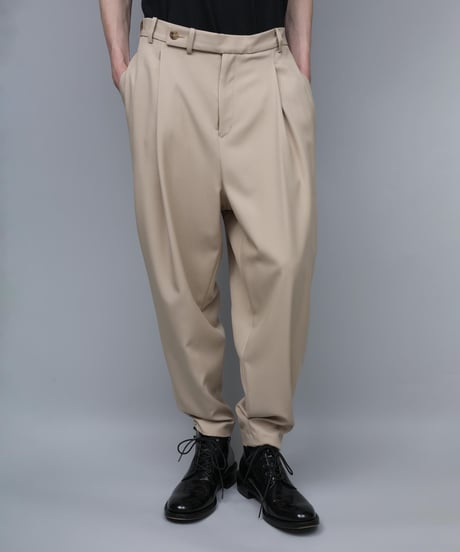 RECYCLE POLYESTER 2-TUCK TAPERED PANTS/BEIGE