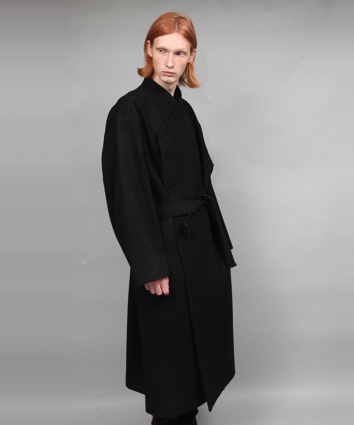 NO COLLAR BELTED COAT/BLACK | ato AOYAMA