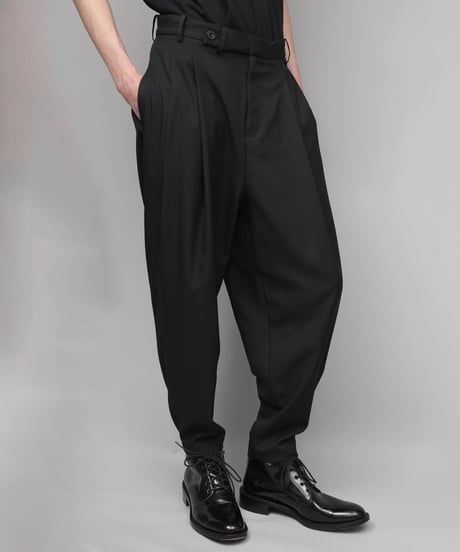RECYCLE POLYESTER 2-TUCK TAPERED PANTS/BLACK