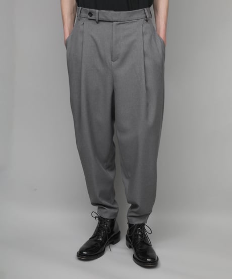 RECYCLE POLYESTER 2-TUCK TAPERED PANTS/GRAY