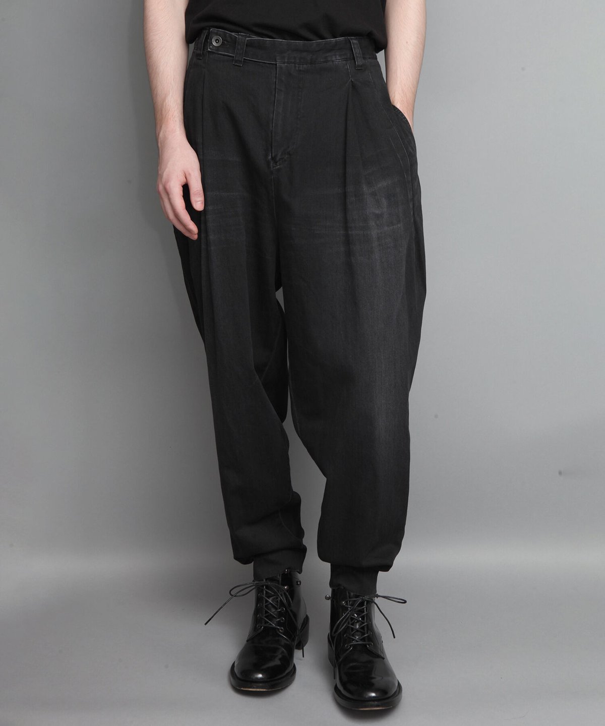 WASHED TWO-TUCK TAPERED DENIM | ato AOYAMA