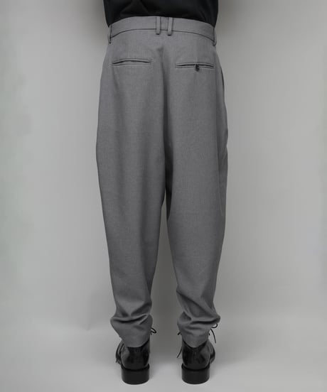RECYCLE POLYESTER 2-TUCK TAPERED PANTS/GRAY