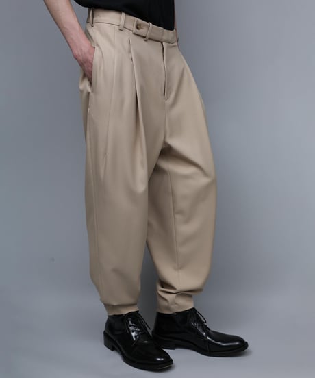 RECYCLE POLYESTER 2-TUCK TAPERED PANTS/BEIGE