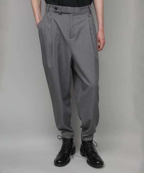 RECYCLE POLYESTER 2-TUCK TAPERED PANTS/GRAY