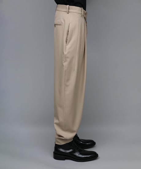 RECYCLE POLYESTER 2-TUCK TAPERED PANTS/BEIGE