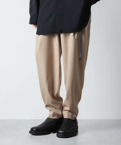RECYCLE POLYESTER 2-TUCK TAPERED PANTS/BEIGE