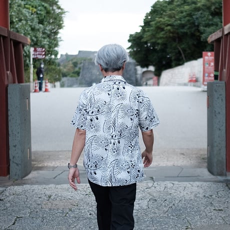 沖縄の伝統工芸品：琉球紅型の型紙デザインから生まれた「語れるシャツ」 WHITE