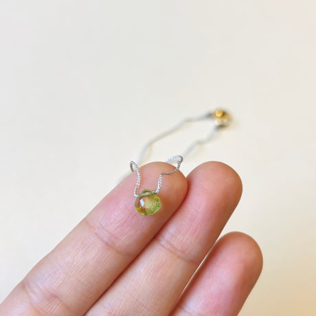 38cmネックレス（シルク・ライトグレー）ペリドット