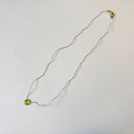 38cmネックレス（シルク・ライトグレー）ペリドット