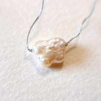 ネックレス（シルク・ライトグレー）蝶・淡水パール
