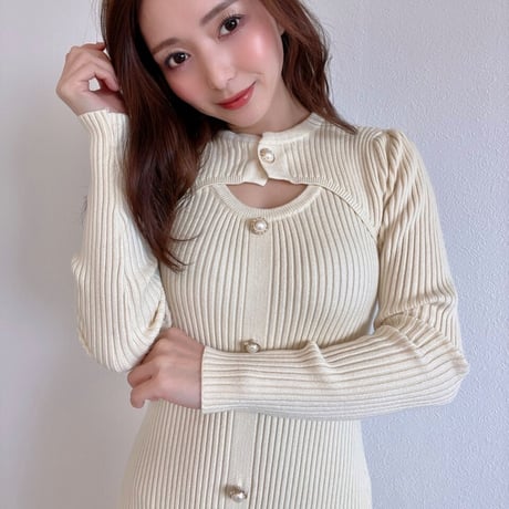 胸元あきニットワンピース