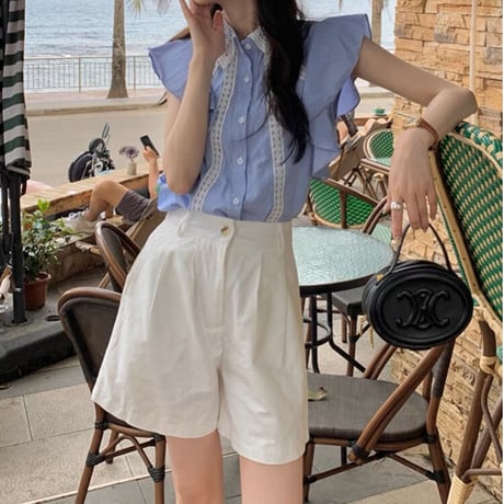 sleeveless frill blouse