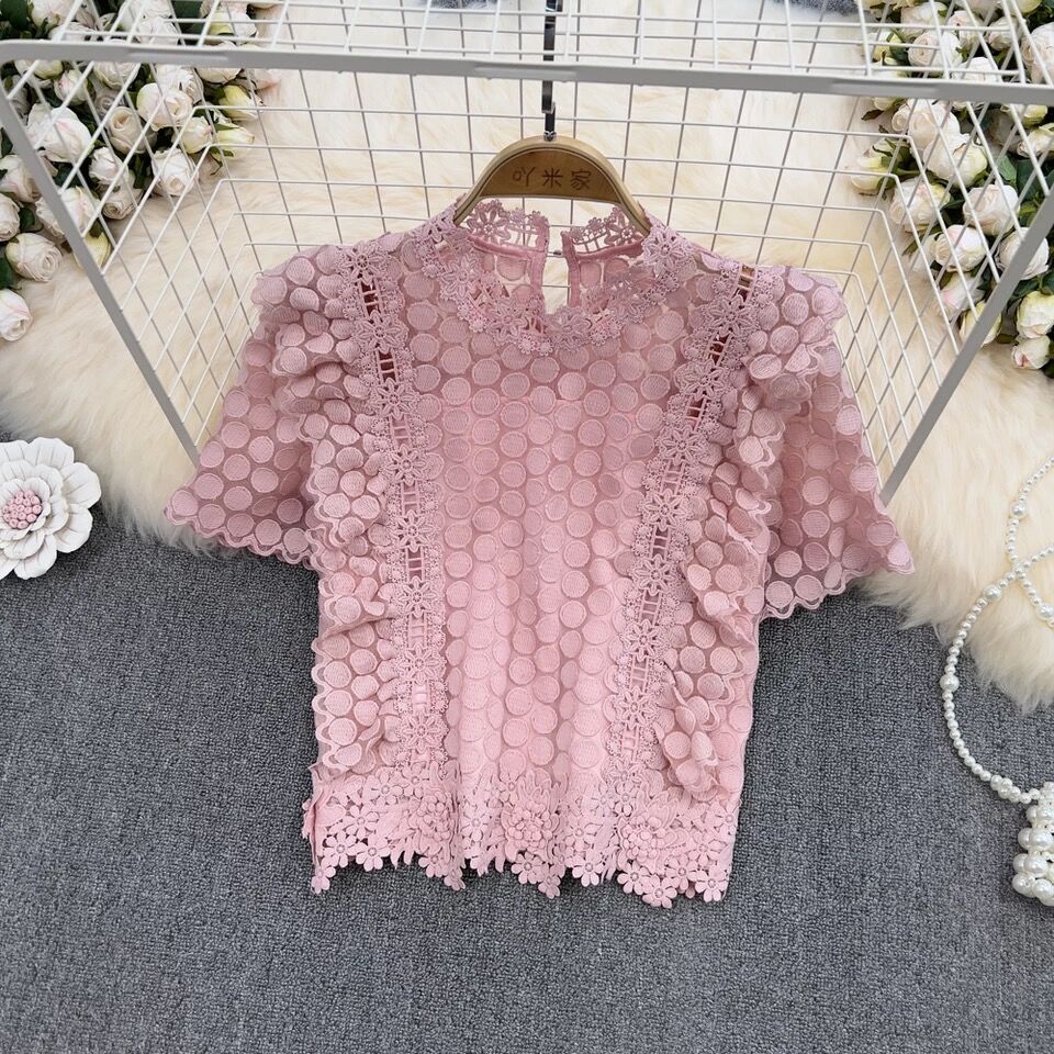 大人気　即完売　3D FLOWER LACE TOPS 来週1月18日（火）発売の立体感のある膨れレースが映える花柄