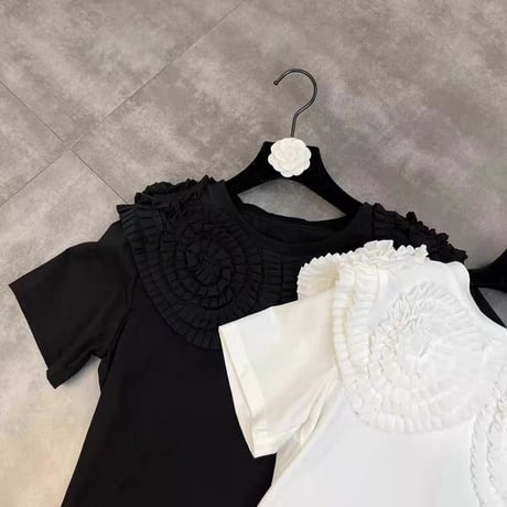 large collar t-shirt