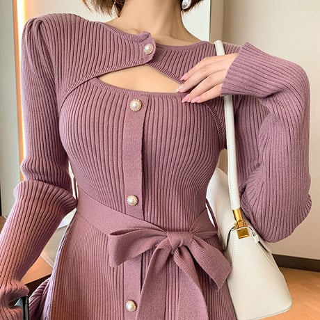 胸元あきニットワンピース