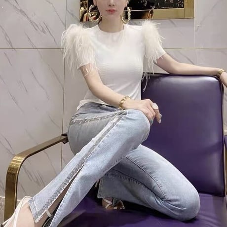 フェザー付き tシャツ
