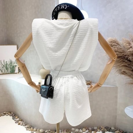 Sleeveless setup