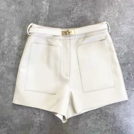 シープスキン バックルデザイン ショートパンツ