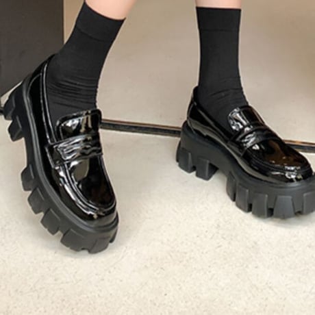 厚底 loafer