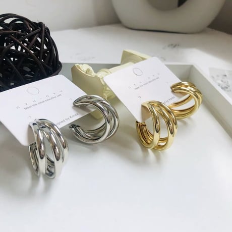3連ピアス