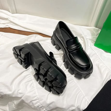 厚底 loafer