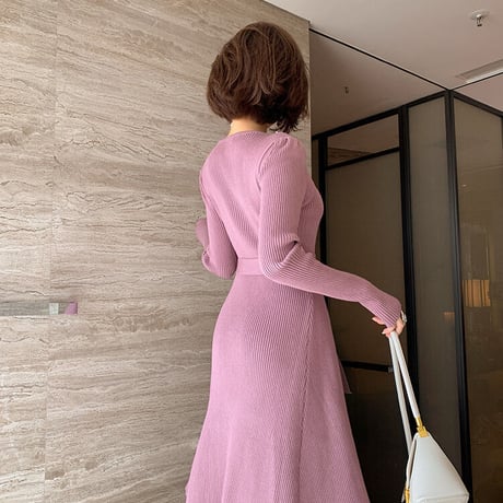 胸元あきニットワンピース