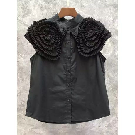 large collar sleeveless blouse