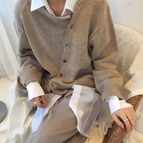 ボタン付きニット