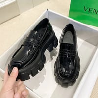 厚底 loafer
