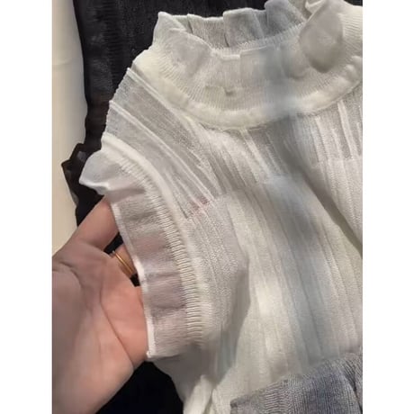 sleeveless tops