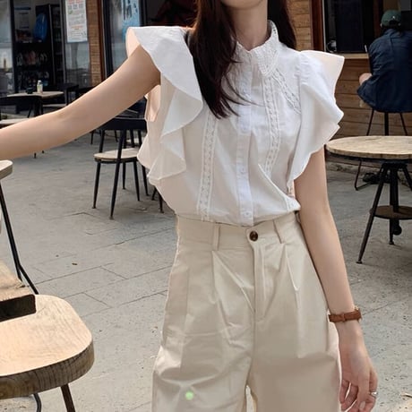 sleeveless frill blouse