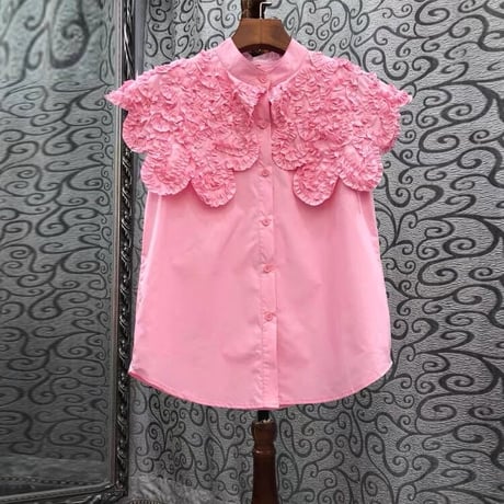 large collar sleeveless blouse