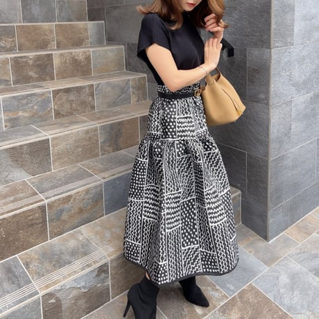 異柄 volume skirt
