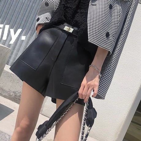 シープスキン バックルデザイン ショートパンツ