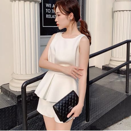sleeveless tops
