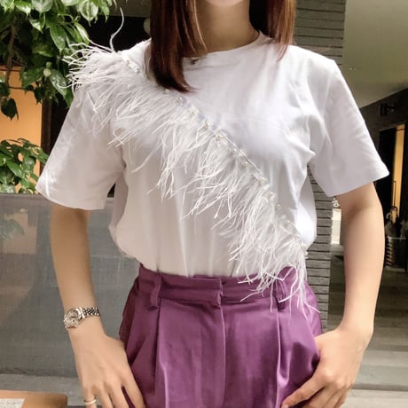 フェザー付きtシャツ