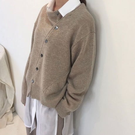 ボタン付きニット