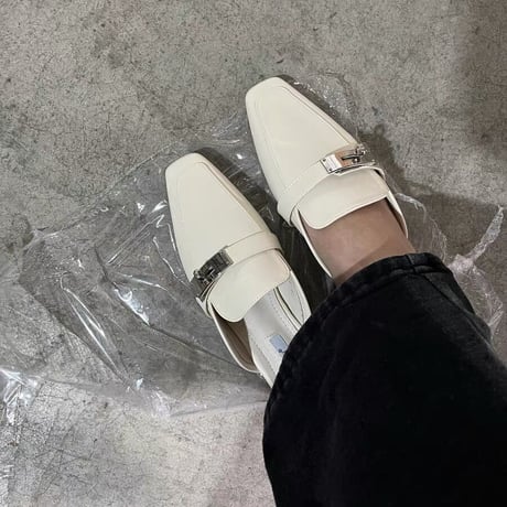 buckle square mule