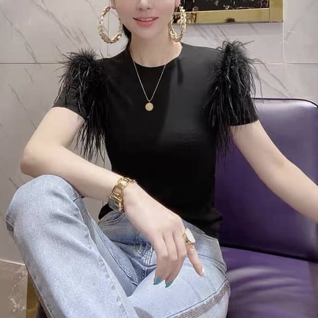 フェザー付き tシャツ