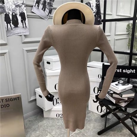 胸元あき ニットワンピース