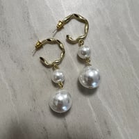 即納 二連 パールモチーフ ピアス